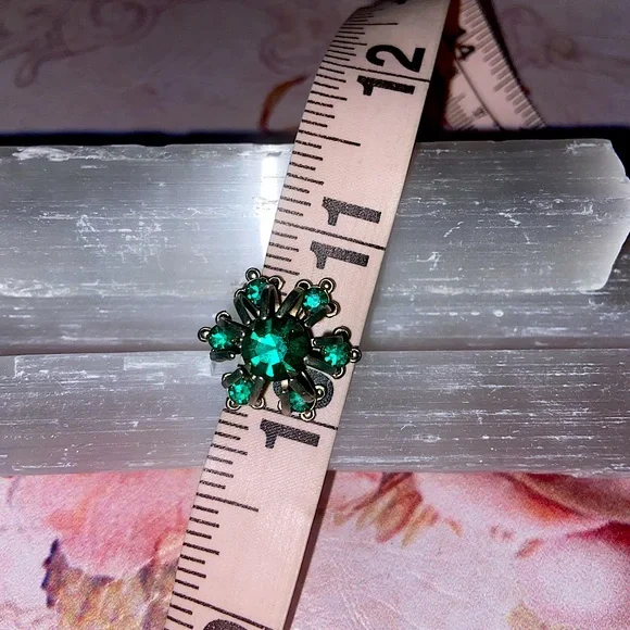 Vintage 1950s Emerald Green Rhinestone Earrings - Picture 8 of 9